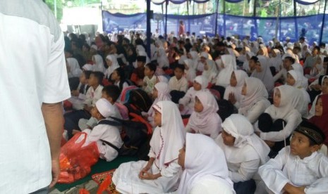 Harian Umum Republika bekerja sama dengan Kerajaan Arab Saudi, Bank Syariah Mandiri dan Sinar Mas mengadakan buka puasa bersama 1.000 anak yatim piatu di halaman gedung Republika, Jakarta, Sabtu (25/6).