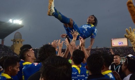 Hariono dilambungkan oleh pemain Persib seusai laga Liga 1 kontra PSM Makassar di Stadion Si Jalak Harupat, Kabupaten Bandung, Ahad (22/12).