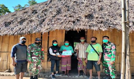 Jumat (16/4) siang, sejumlah pemuda Gereja Santa Maria Oepoli, Anggota TNI dari SATGAS RI RDTL YONARMED 6/3 KOSTRAD dan tim medis Disaster Management Center (DMC) Dompet Dhuafa (DD) bersama-sama membantu layanan dari pos medis serta distribusi hygiene kit untuk masyarakat terdampak Badai Seroja.