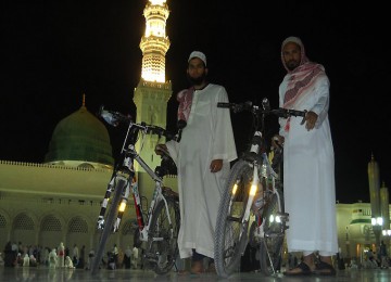 Haron dan Cairncross tiba di Masjid Nabawi dengan sepedanya