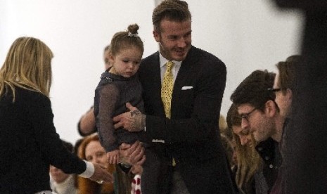 Harper Beckham dalam gendongan sang ayah, David Beckham.