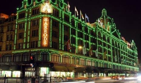 Harrods merupakan salah satu tempat belanja di London, Inggris, yang menjadi incaran turis. Otoritas Inggris menghapus kewajiban karantina Covid-19 bagi turis dari 70 negara.