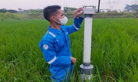 Harry Hartono, mahasiswa PEPI yang turut andil dalam penelitian Smart Irrigation PEPI, mengungkapkan konsep modifikasi alat ini dimaksudkan untuk membuat sistem irigasi basah kering otomatis. . Politeknik Enjinering Pertanian Indonesia (PEPI) hadirkan teknologi water system control tanaman padi yang disebut SiPEPI A4 sebagai smart irrigation.