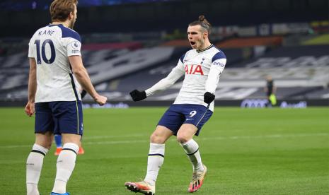 Harry Kane dan Christian Bale merayakan gol pada laga Tottenham vs Crystal Palace, di Tottenham Stadium, Senin (8/3).