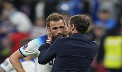 Harry Kane dari Inggris dihibur oleh pelatih kepala Gareth Southgate setelah kalah 1-2 melawan Prancis selama pertandingan sepak bola perempat final Piala Dunia antara Inggris dan Prancis, di Stadion Al Bayt di Al Khor, Qatar, Ahad, 11 Desember 2022. 