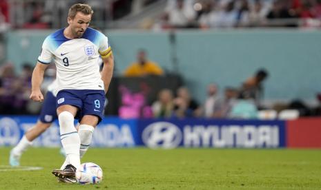 Harry Kane dari Inggris menendang bola selama pertandingan sepak bola grup B Piala Dunia antara Inggris dan Wales, di Stadion Ahmad Bin Ali di Al Rayyan, Qatar, Selasa, 29 November 2022. 