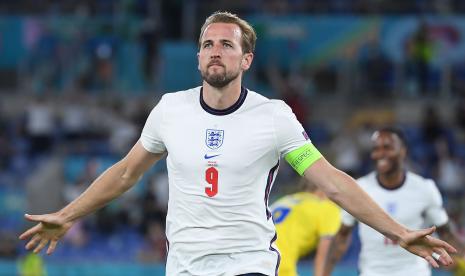 Harry Kane dari Inggris merayakan setelah mencetak gol 0-3 selama pertandingan perempat final UEFA EURO 2020 antara Ukraina dan Inggris di Roma, Italia, 03 Juli 2021.