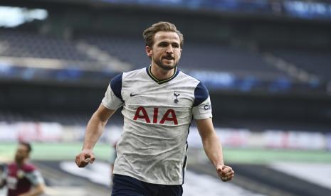 Harry Kane dari Tottenham merayakan setelah mencetak gol kedua timnya selama pertandingan sepak bola Liga Premier Inggris antara Tottenham Hotspur dan Burnley di Stadion Tottenham Hotspur di London, Inggris, Minggu, 28 Februari 2021.