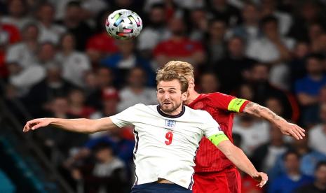 Harry Kane (depan) dari Inggris beraksi melawan Simon Kjaer (belakang) dari Denmark pada semifinal UEFA EURO 2020 antara Inggris dan Denmark di London, Inggris, 07 Juli 2021.