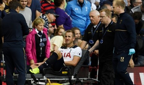 Harry Kane ditandu keluar lapangan saat mengalami cedera engkel.