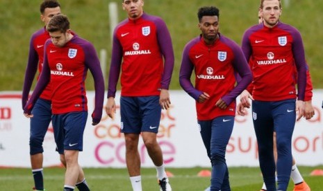 Harry Kane (kanan) dan Daniel Sturridge (kedua kanan) dalam latihan timnas Inggris.