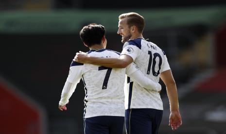 Harry Kane (kanan) dari Tottenham merayakan dengan rekan setimnya Son Heung-min (kiri) setelah mencetak gol kelima untuk memimpin 5-1 selama pertandingan Liga Utama Inggris antara Southampton dan Tottenham Hotspur di Southampton, Inggris, 20 September 2020. 