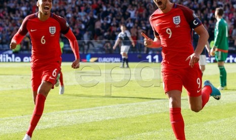 Harry Kane (kanan) merayakan gol ke gawang Skotlandia pada laga kualifikasi Grup F Piala Dunia 2018 di Hampden Park, Glasgow, 10 Juni 2017. Pertandingan berakhir dengan skor 2-2. 