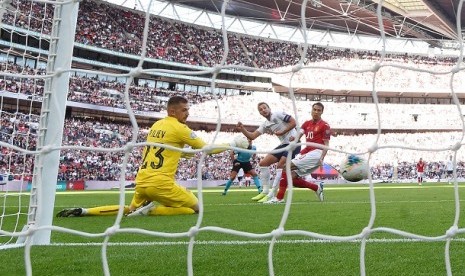 Harry Kane memcetak gol ke gawang Bulgaria dalam pertandingan Kualifikasi Euro 2020 di Stadion Wembley