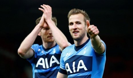 Harry Kane merayakan golnya ke gawang Stoke City.