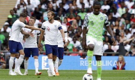 Harry Kane merayakan setelah mencetak gol kedua timnya dalam pertandingan sepak bola persahabatan antara Inggris dan Nigeria di stadion Wembley di London, Sabtu (2/6). 