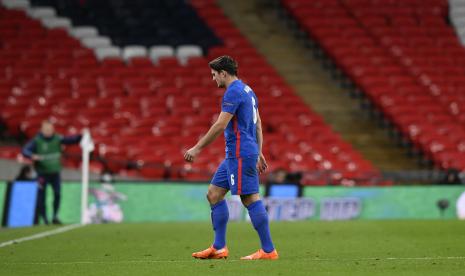 Harry Maguire berjalan keluar lapangan setelah menerima kartu merah pada laga kontra Denmark pada laga lanjutan Liga Bangsa-Bangsa, di Stadion Wembley, London, Kamis (15/10).