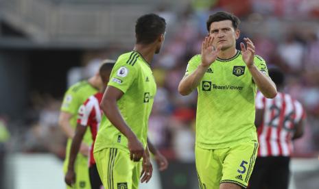  Harry Maguire dari Manchester United melambai kepada pendukung timnya setelah berakhirnya pertandingan sepak bola Liga Inggris antara Brentford dan Manchester United di Gtech Community Stadium di London, Sabtu, 13 Agustus 2022. Manchester United kalah 0-4.