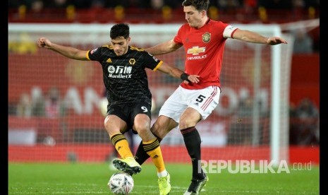  Bek Manchester United, Harry Maguire (kanan),  saat berduel dengan Raul Jimenez pada laga rematch putaran ketiga Piala FA antara Manchester United vs Wolverhampton Wanderers di Old Trafford,  Manchester, Inggris, 15 Januari 2020.  EPA-EFE/PETER POWELL 