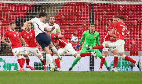 Harry Maguire (ketiga kiri) mencetak gol kemenangan Inggris melawan Polandia.