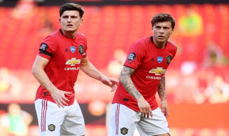  Harry Maguire (Kiri) dan Victor Lindelof.