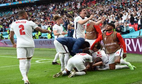 Harry Maguire (tengah) dari Inggris dan rekan satu timnya merayakan kemenangan 2-0 pada pertandingan sepak bola babak 16 besar UEFA EURO 2020 antara Inggris dan Jerman di London, Inggris, 29 Juni 2021.