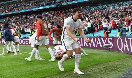 Harry Maguire (tengah) dari Inggris dan rekan satu timnya merayakan kemenangan 2-0 pada pertandingan sepak bola babak 16 besar UEFA EURO 2020 antara Inggris dan Jerman di London, Inggris, 29 Juni 2021.