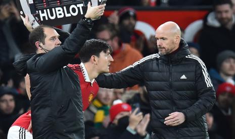  Harry Maguire (tengah) dari Manchester United dibawa ke lapangan sebagai pemain pengganti oleh manajernya Erik ten Haag (ilustrasi)