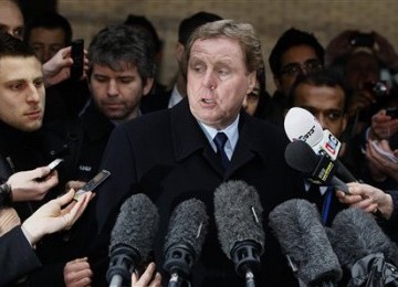 Harry Redknapp, manajer Tottenham Hotspur, melayani pertanyaan wartawan di luar Pengadilan Southwark Crown, London, Rabu (8/2). 