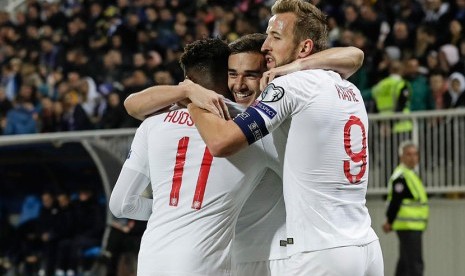 Harry Wink (tengah) meryakan gol bersama Harry Kane dan Hudson dalam laga Kosovo vs Inggris, di Pristina, Kosovo, Senin (18/11) dini hari WIB