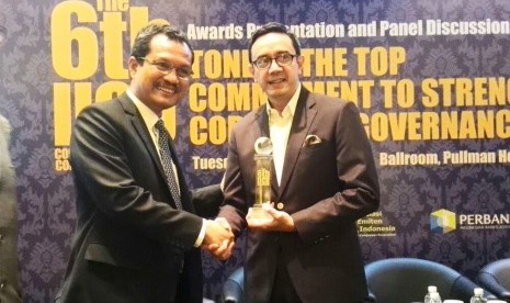 Harsya Denny Suryo, Group Head Investor Relations & Corporate Secretary Indosat (kanan) saat menerima penghargaan The Best Right of Shareholders.