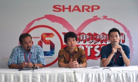 Haruhiko Sano (kanan) selaku Brand Strategy Group Division General Manager SEID didampingi oleh Andry Adi Utomo selaku National Sales General Manager SEID (kiri) dan Shigeo Noma selaku Vice President Director SEID menjelaskan strategu bisnisnya di tahun 20