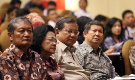 Hashim Djojohadikusumo (kanan), Prabowo Subianto, Sumarjati Arjoso, dan Suhardi menghadiri diskusi publik Fraksi Partai Gerindra di kompleks Parlemen, Jakarta, Kamis (17/10).