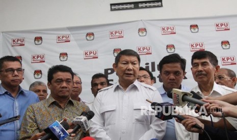 Direktur Komunikasi dan Media Badan Pemenangan Nasional (BPN) Prabowo-Sandi, Hashim Sujono Djojohadikusumo (tengah)