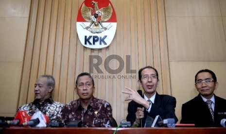 Hasil Audit Sumber Waras. (dari kiri) Anggota III BPK Eddy Mulyadi Supardi, Anggota V BPK Moermahadi Soerja Djanegara, Wakil Ketua KPK Zulkarnain, dan Wakil Ketua KPK Adnan Pandu Praja saat konferensi pers usai penyerahan berkas audit investigasi pengadaan