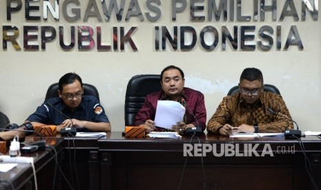 Hasil Pengawasan Pendaftaran Parpol. Anggota Bawaslu Fritz Edward Siregar, Anggota Bawaslu Mochammad Afifuddin, dan Tim Asistensi Bawaslu Muhammad Zaid (dari kanan) hadir saat konferensi pers di Bawaslu, Jakarta, Selasa (17/10).