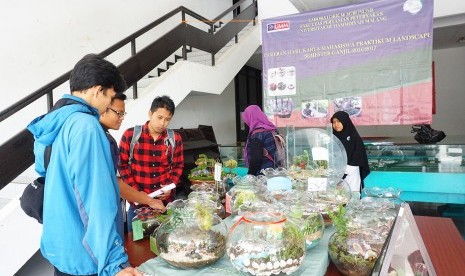 Hasil praktikum mahasiswa agroteknologi UMM dipamerkan di depan Gedung Kuliah Bersama (GKB) I UMM.