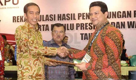 Hasil Rekapitulasi Pemilu Presiden Ketua KPU RI, Husni Kamil Manik (kanan) memberikan hasli rekapitulasi penghitungan suara nasional dan luar negeri pemilihan Presiden 2014 kepada Presiden terpilih Joko Widodo di Gedung KPU, Jakarta, Selasa (22/7). Pasanga