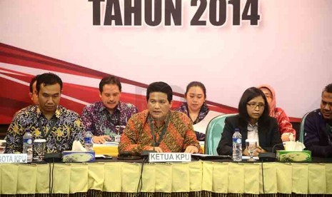 Hasil Rekapitulasi Pemilu Presiden Ketua KPU RI, Husni Kamil Manik membacakan hasil rekapitulasi penghitungan suara nasional dan luar negeri pemilihan Presiden 2014 saat rapat pleno di Gedung KPU, Jakarta, Selasa (22/7). 