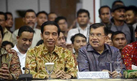 Hasil Rekapitulasi Pemilu Presiden Presiden terpilih, Joko Widodo dan Wakil Presiden terpilih Jusuf Kalla menghadiri rapat rekapitulasi penghitungan suara nasional dan luar negeri pemilihan Presiden 2014 di Gedung KPU, Jakarta, Selasa (22/7). Pasangan Calo