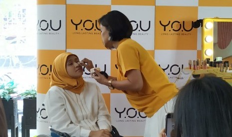 Hasniah (rambut pendek), seorang teman tuli yang menata rias disabilitas lainnya, Maisty Akhdaniyah di acara The Inspirational You oleh jenama tata rias Y.O.U, di Jakarta Pusat, Selasa (3/12). 