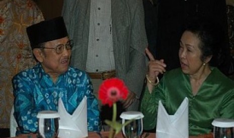 Hasri Ainun Habibie bersama mantan presiden BJ Habibie