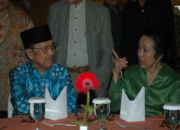 Hasri Ainun Habibie bersama mantan presiden BJ Habibie