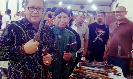 Hasto dalam kapasitasnya sebagai Sekjen Senopati Nusantara pada Sabtu (16/9) malam mengunjungi Pameran Benda Pusaka, yang digelar di Museum Pusaka Keraton Kasepuhan.