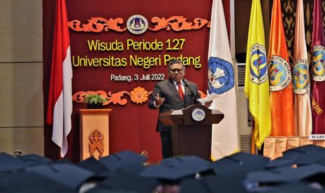 Hasto ketika menyampaikan Orasi Ilmiah berjudul Eksistensi Pemikiran Geopolitik Soekarno untuk Ketahanan Nasional, bagi wisudawan ke-127 Universitas Negeri Padang (UNP), Ahad (3/7/2022).