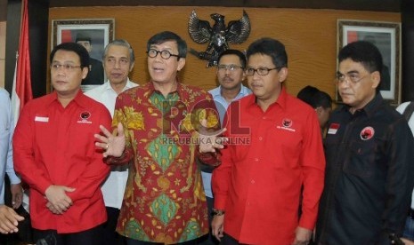 Hasto Kristiyanto (kedua kiri) bersama Ahmad Basarah menyerahkan susunan kepengurusan DPP PDI Perjuangan kepada Menteri Hukum dan HAM Yasonna Laoly di Gedung Kementerian Hukum dan HAM, Jakarta, Rabu (6/5).  (Republika/Agung Supriyanto)