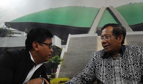 Hasto Kristiyanto (kiri) bersama Mahfud MD