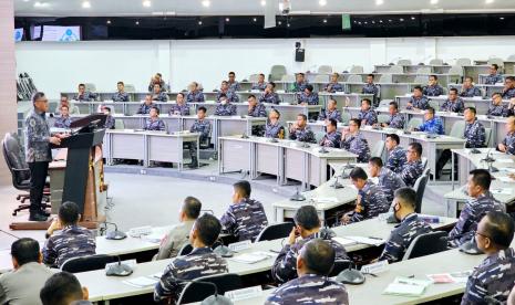 Hasto Kristiyanto memberi kuliah umum kepada siswa Pendidikan Reguler Sekolah Staf dan Komando Angkatan Laut (Seskoal) TNI Angkatan ke-61 di Jakarta Selatan. 