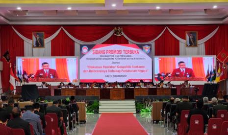 Hasto Kristiyanto menyelesaikan sidang promosi gelar doktor di Universitas Pertahanan (Unhan). 