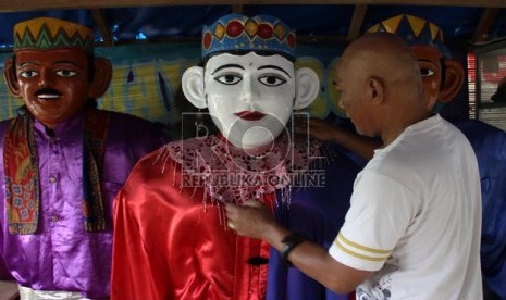  Hasyim (59 tahun), tengah menyelesaikan ondel-ondel di rumah pembuatan ondel-ondel di Kebagusan, Jakarta Selatan, Senin (3/6).    (Republika/ Yasin Habibi)